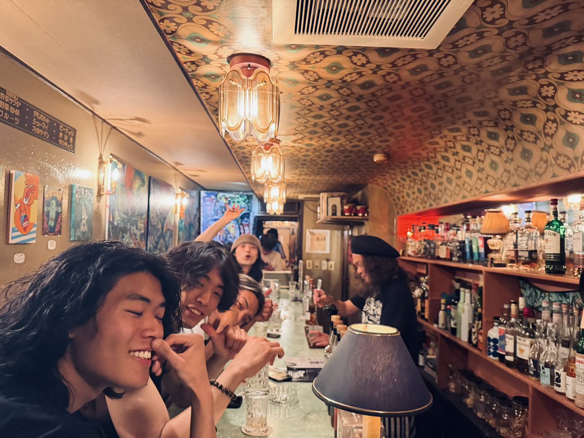 musicajaponica's tweet photo. 駆け抜け6日間。
若ぇ才能に、ええ体験させて貰う。
沢山の方々に観覧して貰い感謝。
最後は残った皆で夜垂レ徘徊。

ムジカは少しずつ片付けますが、　
夜垂レは当分作品を置いてます。
生しか味わん世界を。

#天才こーき× #松川眞虎
『ふたり展〜徘徊画廊』
ムジカジャポニカ×夜垂レにて
同時開催！ https://t.co/cifkJ0VSsg