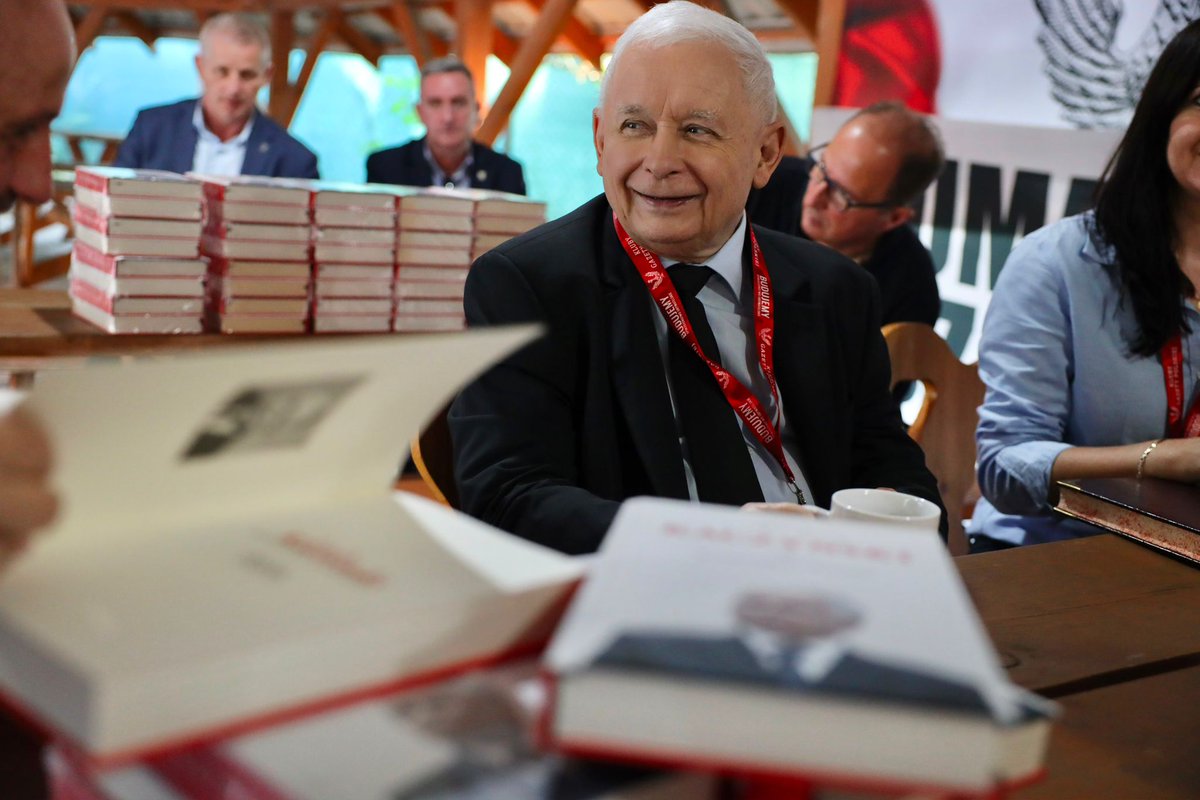 pisorgpl's tweet photo. 🇵🇱 Polska potrzebuje dziś jedności, odwagi i konsekwencji.
🔥 Prezes PiS Jarosław Kaczyński @OficjalnyJK na Zjeździe Klubów Gazety Polskiej w Sulejowie. 🙌 Wspólnie rozmawiamy o przyszłości naszego kraju i wyzwaniach, które stoją przed Polską.
🔁 Podaj dalej https://t.co/YmZWmqs0XN