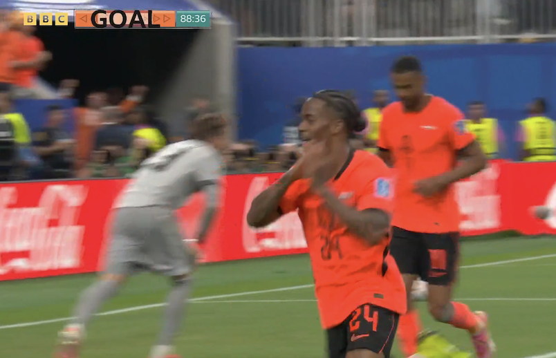 TouchlineX's tweet photo. 5-1 Netherlands.

GOOOOOOOOAAAAAAAAAAAAAALLLLLL SUMMERVILLE !!!!!!!!!!!!!!!!!!!!!!!!!!!!!!!!! GOAL GOAL GOAL GOAL GOAL GOAL !!!!!!!!!!!!!!!!!!!!!!!!!! HE SCORED VS JAPAN AND TODAY HE SCORES AGAIN !!!!!!!!!!!!!!!!!!!!! WHAT A PLAYER !!!!!!!!!!!!!!!!!!!!!!! 🇳🇱💫 https://t.co/MdGWY4lln3