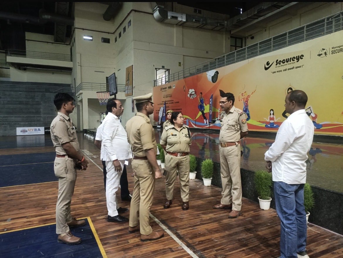 ADCPNoida's tweet photo. @CP_Noida के निर्देशन में एवं @DCP_Noida के पर्यवेक्षण में थाना सेक्टर 24 नोएडा स्थित नोएडा स्टेडियम में 21-6-2026 को आयोजित होने 12वे अंतर्राष्ट्रीय योग दिवस के अवसर पर सुरक्षा व्यवस्था/तैयारियों का जायज़ा लिया गया तथा संबंधित को आवश्यक दिशा निर्देश दिये गए । https://t.co/pDle9z297k