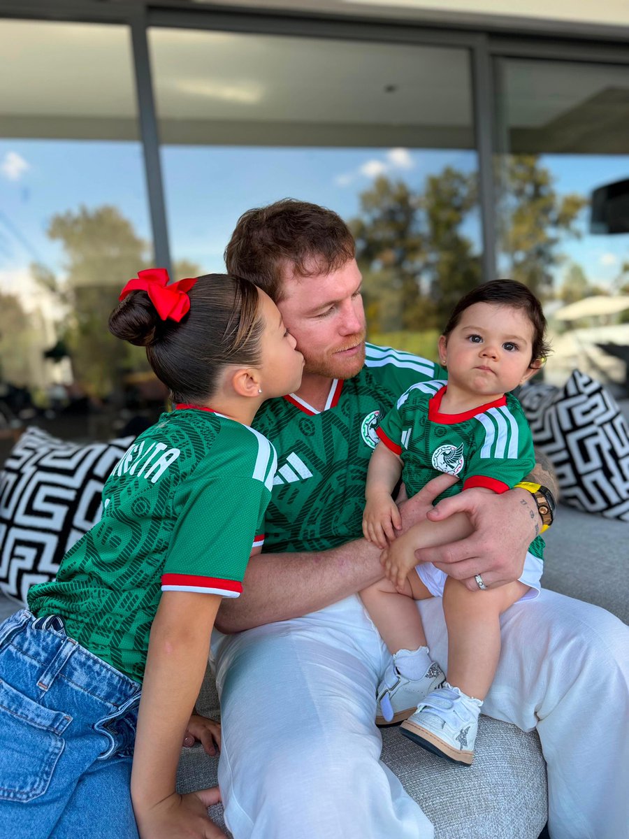 caneloalvcrez's tweet photo. Dueñas de mi corazón 🌹 https://t.co/iXCSEi2rpL