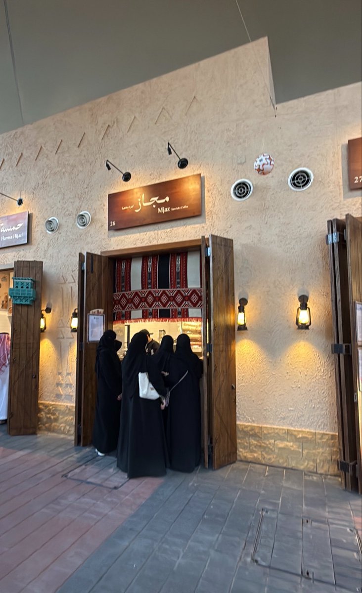 iak00l's tweet photo. تتقهوى وتحلي وتتسوق وتشوف مباريات كاس العالم في مكان مفتوح مكيف ورذاذ-لا وفيه اماكن العاب اطفال.
>اتكلم عن "سكة الاطعمة" سوق الزل
🚃توصل له من محطه مترو المحاكم
>توصيه قهوة مقهى مجاز وترا شاشة نقل المباريات جنبة.
>جربو تشيز كيك مدريد عندهم والكوكيز 
مع اسبيريسو اثيوبي.
ويقفل٣ فجر https://t.co/mCA1z75EVD