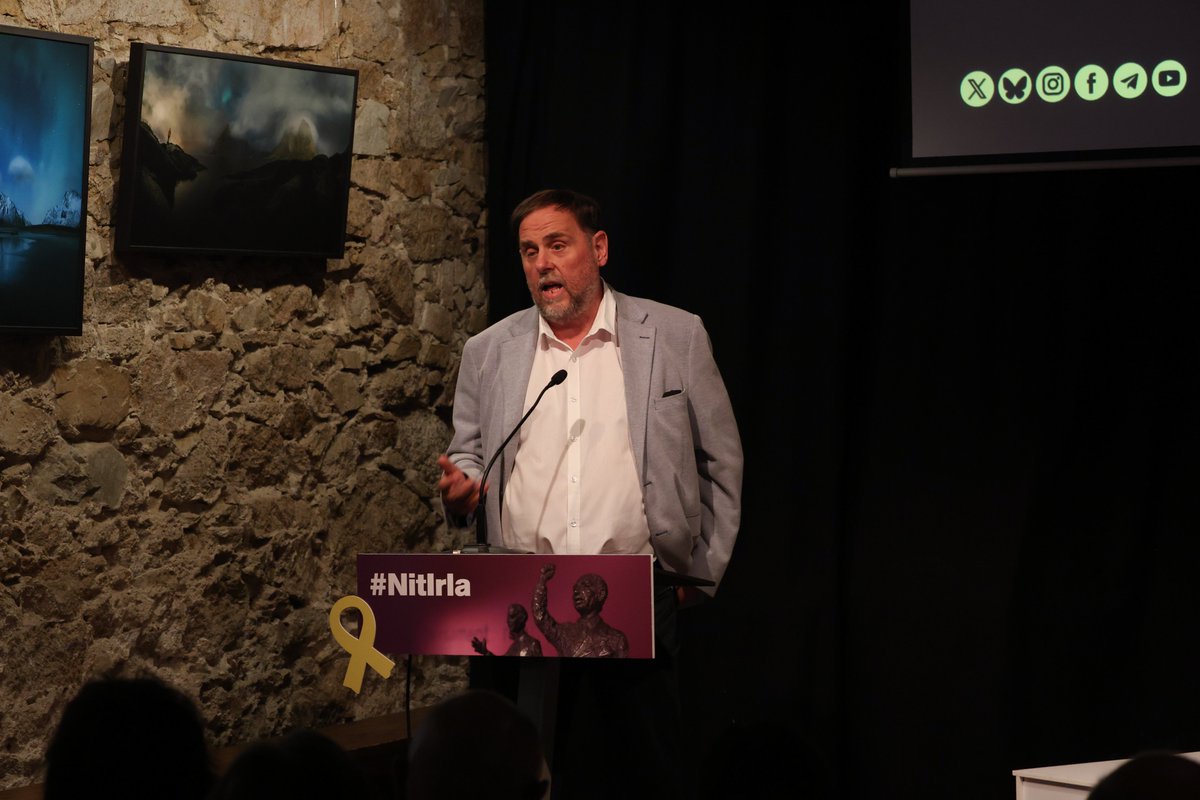 FundacioIrla's tweet photo. @EMarinOtto @FGilLluch @Mboschm @cesciglesies @Josep_Huguet @uniopagesos @FundiPau @donesdelamar @irtacat @cragenomica @perearagones @revistesAPPEC @accentobert_ @LaBressola @quimnadal @junqueras @Esquerra_ERC 🗣️@junqueras: "No tenim identitat per diferenciar-nos o sentir-nos superiors a ningú. La identitat és allò que compartim" #NitIrla https://t.co/9QU6C8dGfY