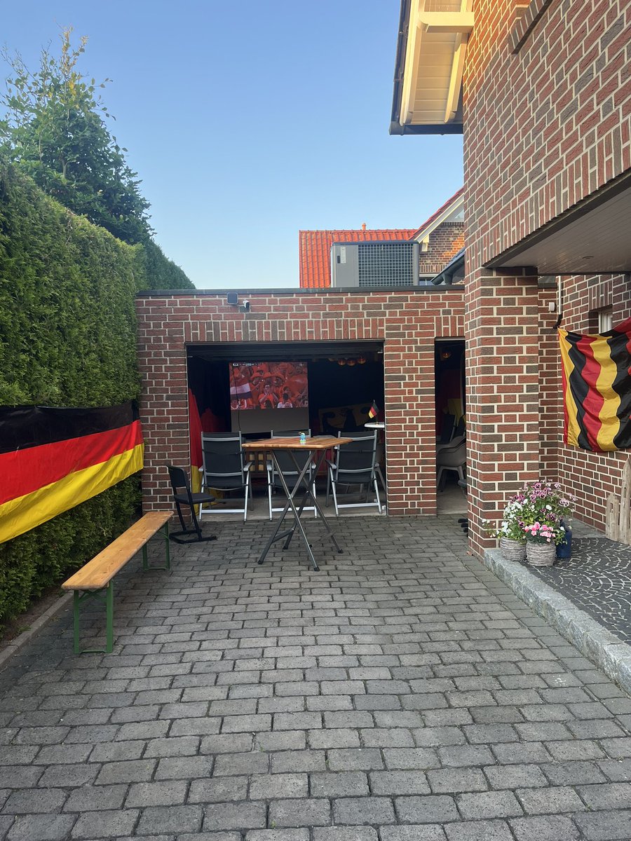 Fetzky_Feder's tweet photo. Pünktlich wieder daheim zum zweiten Spiel ⚽️🍻😎 🇩🇪 🇩🇪🇩🇪🇩🇪🇩🇪🇩🇪🇩🇪🇩🇪🇩🇪 https://t.co/IPI5iGY3w5