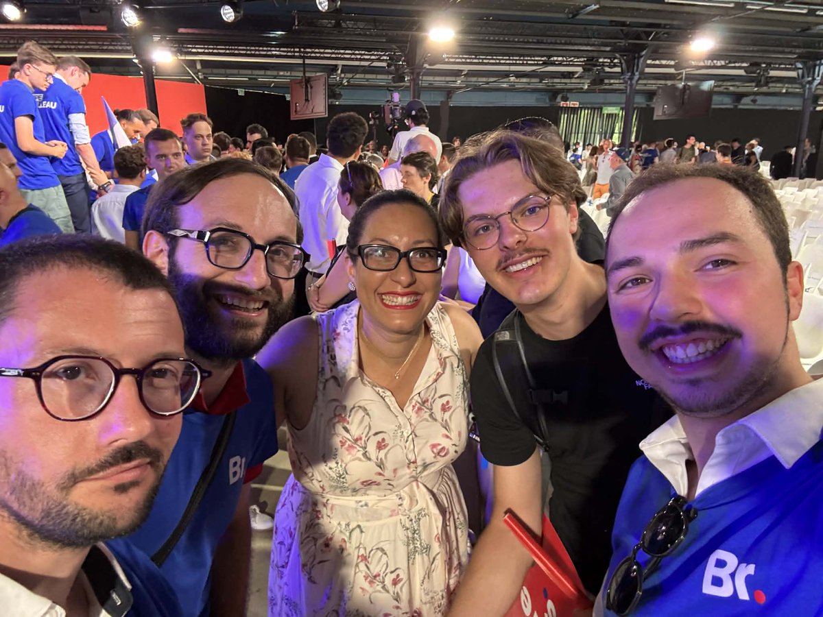 RmnC_LR's tweet photo. Plus de 6 000 personnes réunies à Paris pour le premier grand meeting de @BrunoRetailleau. Une droite rassemblée, déterminée et prête !

Heureux d’y avoir retrouvé mes amis ! Cc @LR_Tarn @lrepublicains42

La victoire dépendra de notre mobilisation. Alors au travail ! 🇫🇷 💪 https://t.co/PHozex93gt
