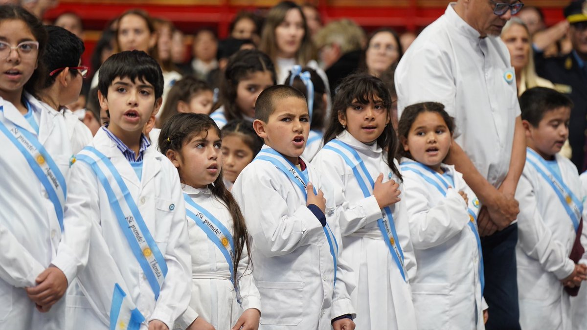 ZulmaReinaNqn's tweet photo. 🇦🇷 Hoy vivimos una de las ceremonias más emocionantes de este Día de la Bandera: la promesa de lealtad de más de 700 chicos y chicas de distintas localidades de nuestra provincia que se reunieron en el Ruca Che, junto a los cadetes de la Policía provincial que juraron fidelidad a nuestra enseña nacional.

Ver a tantos estudiantes y jóvenes reunidos bajo una misma bandera emociona y llena de orgullo. Detrás de cada uno de ellos hay familias y comunidades enteras que acompañan su crecimiento y construyen el futuro de Neuquén.

Un momento inolvidable, donde el amor por la Patria se hizo presente en cada abrazo y cada sonrisa.

 ¡Feliz Día de la Bandera! 
💙🤍💙