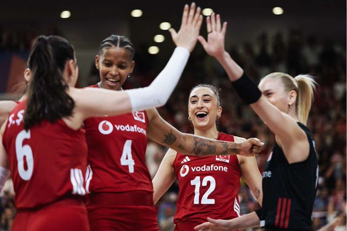 realtime_wm's tweet photo. A Milli Kadın Voleybol Takımı, 2026 #FIVB Milletler Ligi'nin (#VNL) ikinci haftasındaki üçüncü maçında Almanya'yı 2-0 geriden gelerek 3-2 mağlup etti.
#voleybol https://t.co/pe724PJhRb