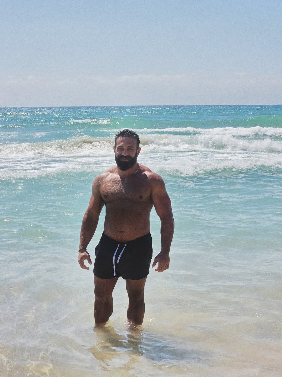 GuyMotola's tweet photo. Heavy 🦍 energy under a summer sun.
#GymLife #BeachDay #BeachPhysique #Bodybuilding #Muscle #SummerVibes #Physique #FitnessLifestyle #VTaper #GeekPhysique #beachBody #muscleBeach https://t.co/M8h23Gfe3i