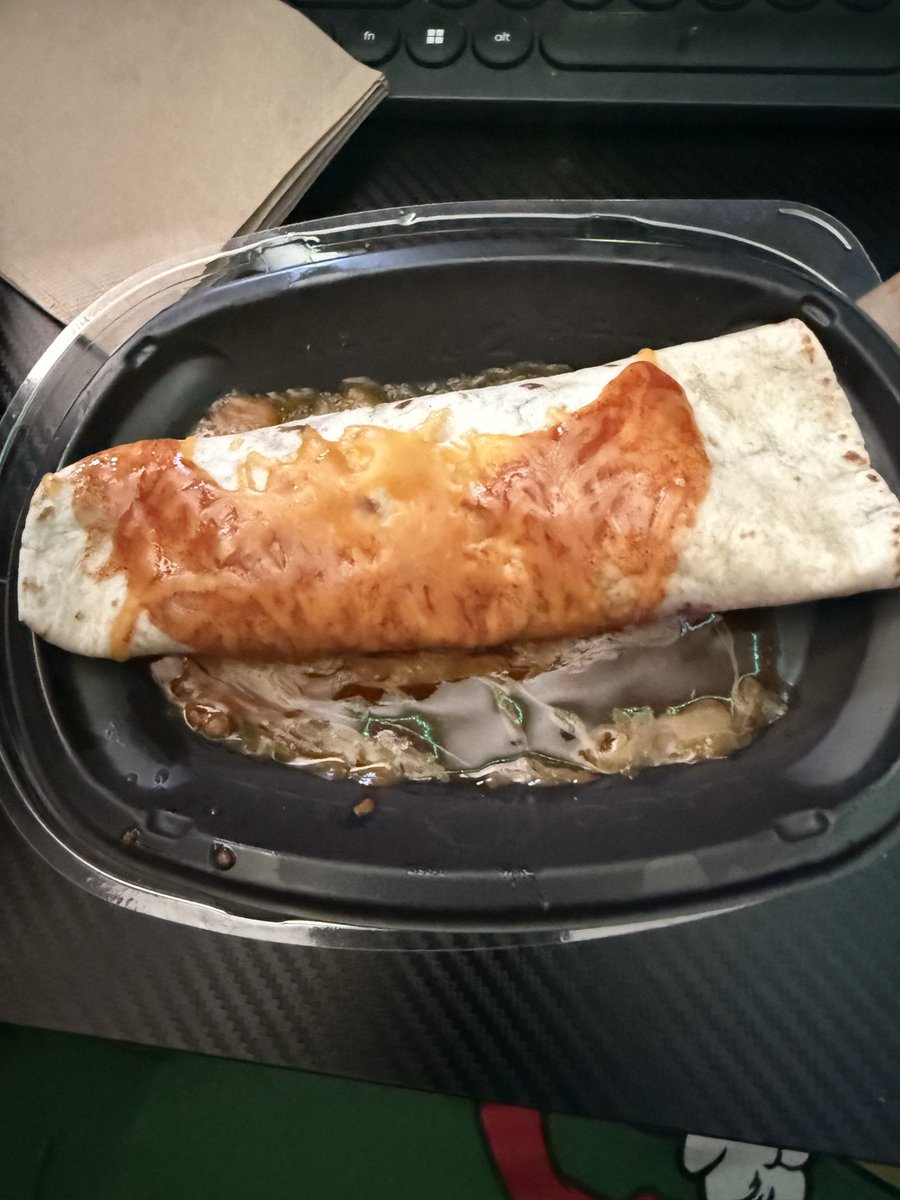 HeyyyItsLiam's tweet photo. Dang @tacobell I was all excited for the return of the enchirito. But this looks sad AF 😫 https://t.co/GawnfWVSFL
