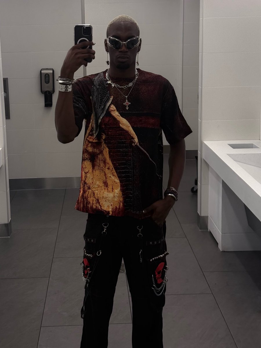 B6YCE's tweet photo. wearing my baby daddy on my shirt https://t.co/4DiO5wlN84