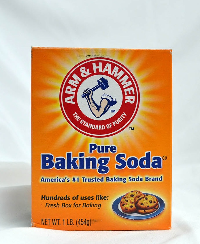 Outdoctrination's tweet photo. Brushing with baking soda removes dental plaques, often by ~85%, according to a meta analysis.

A more recent study showed that baking soda outperformed conventional fluoride toothpaste for plaques and gingivitis.

Potentially by:

1. Physical displacement of plaques
2. Reducing viscosity of plaque matrix
3. Improving plaque penetration by the brush
4. Antimicrobial effects

This paper was published last year, comparing:

➥ A baking soda toothpaste with some (0.31%) fluoride

to

➥ A high fluoride (0.73%) toothpaste

People in the study had confirmed plaque + gingivitis.

1 minute of brushing, twice daily.

Within 3 weeks, baking soda reduced the number of bleeding sites by 2.4.

The high fluoride toothpaste increased the number of bleeding lesions.

In 3 months, baking soda reduced them by over 4.

fluoride increased them by >2.

The bleeding index only decreased with baking soda.

Baking soda also reduced gum inflammation.

Both products had an effect, but at every time point, baking soda was superior.

Baking soda reduced dental plaques, too.

Once again it outperformed the conventional high fluoride toothpaste.

It's important to note that not only does baking soda outperform fluoride in these studies, it's much safer, considering fluoride is a toxin.

Studies:

PMID: 19278079
PMID: 40482904