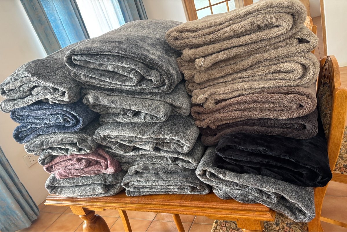 motlhom's tweet photo. This year I asked the girls to get me blankets etc instead of sending me madi. I managed to send a few blankets, socks, beanies etc to those in need before this cold night https://t.co/VOyTRWu0tB