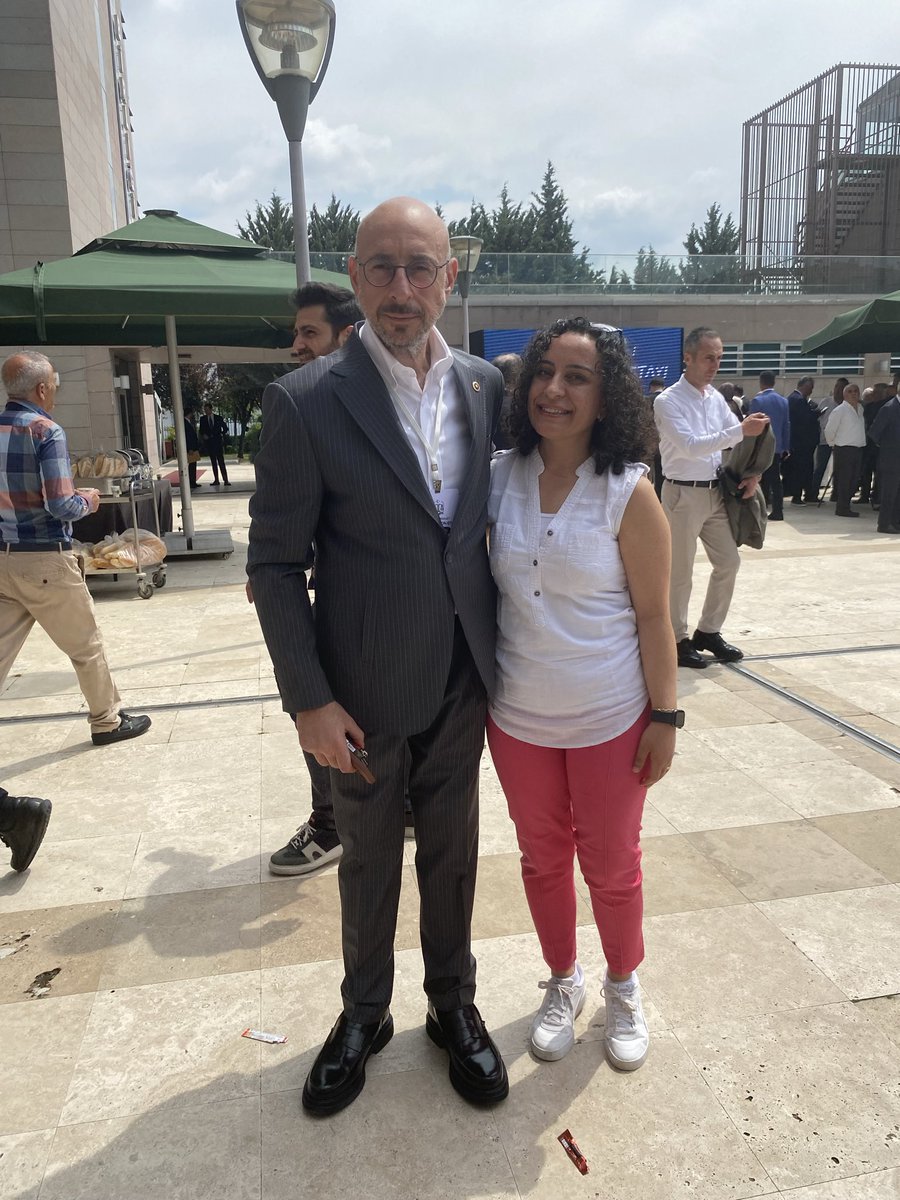 ozdilane's tweet photo. Kademeli emeklilik artık bir beklenti değil, adalet talebidir.

Aynı ülkenin çalışanları arasında yalnızca işe giriş tarihindeki birkaç ay ya da birkaç yıl fark nedeniyle oluşan 17-20 yıllık emeklilik uçurumu kabul edilemez. Yıllarca çalışıp primini eksiksiz ödeyen milyonlarca insanın emeği görmezden gelinemez.

Biz ayrıcalık istemiyoruz. Fazladan bir hak da talep etmiyoruz. Sadece yılların emeğinin karşılığını, çalışma hayatında bozulan adaletin yeniden tesis edilmesini istiyoruz.

Kademeli emeklilik; vicdanın, hakkaniyetin ve sosyal devlet anlayışının gereğidir.

Bugün susarsak mağduriyet büyür, bugün konuşursak çözüm yakınlaşır.

Ayrıca Sayın @UGUR__POYRAZ Uğur Poyraz vekilimize, kademeli emeklilik konusunda verdiği destek için çok teşekkür ederiz. Konunun Meclis gündeminde tutulması ve mağduriyetlerin dile getirilmesi adına gösterdiği hassasiyet bizler için son derece kıymetlidir.

@iyiparti
@MDervisogluTR 
@UGUR__POYRAZ 
@ipekozkal 
@SBugraKavuncu 
@ComezTurhan 
@YS_Turkoglu 
@avalperakdogan 
@FatihKOCA04 
@eliflogoglu 
@Gokce_Flower 
@sdeniz13 
@iyiphaber 
@YenerYILDIRIM06 
@iyi_sariyer 
@deryaavci76

#KademeHaktırVerilecek
#KademeDeKararlıyız 

#KademedeKararlıyız
