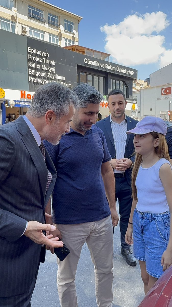 suatkilic's tweet photo. İstanbul Üsküdar’da YKS’deki çocuklarını bekleyen ailelerle hasbihal ettik.
Diplomalı işsizler ordusuna nefer yetiştiren eğitim sisteminden şikayetçi olmayan yok.

Uluslararası karşılığı olmayan, iş bulmayı kolaylaştırmayan, mesleki nitelik taşımayan, ara eleman ihtiyacını karşılamayan bölümler kapatılsın. Mesleki eğitim ağırlık ve önem kazansın.

#YenidenRefah #YenidenErbakan