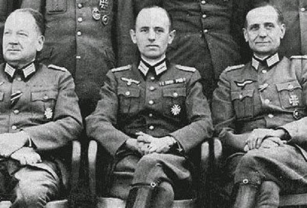 Maks1o's tweet photo. @STARIKSU98 TAK zbrodniarz wojenny który jak totalna pizda mordował niewinnych cywili którzy w niedzielę nie byli gotowi na obronę. Na dole zdjęcie prawdziwe "bohatera" Ukrainy https://t.co/VfwKDgmdxB