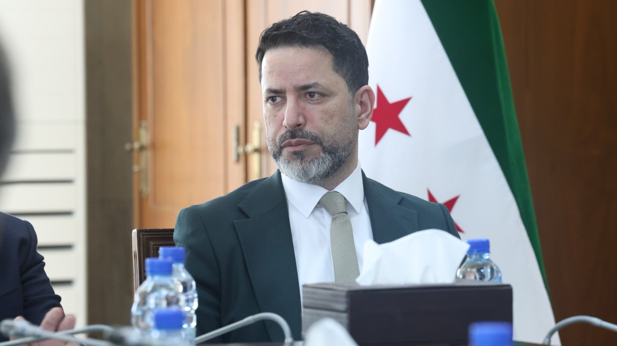 SyCOFCAI's tweet photo. بحث رئيس الهيئة المركزية للرقابة والتفتيش، المهندس عامر العلي، مع حاكم مصرف سورية المركزي، الأستاذ محمد صفوت رسلان، سبل تعزيز التعاون في مجال مكافحة الفساد داخل القطاع المصرفي، وتطوير دور الرقابة الداخلية، بما يسهم في رفع كفاءة الأداء وتحسين جودة الخدمات المالية المقدمة للمواطنين والمؤسسات. وجاء ذلك خلال زيارة أجراها رئيس الهيئة إلى المصرف المركزي.

#الجمهورية_العربية_السورية
#الهيئة_المركزية_للرقابة_والتفتيش