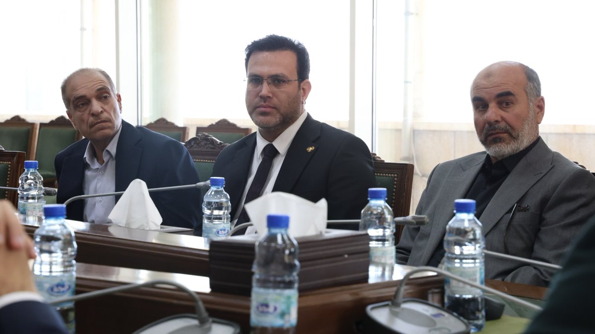 SyCOFCAI's tweet photo. بحث رئيس الهيئة المركزية للرقابة والتفتيش، المهندس عامر العلي، مع حاكم مصرف سورية المركزي، الأستاذ محمد صفوت رسلان، سبل تعزيز التعاون في مجال مكافحة الفساد داخل القطاع المصرفي، وتطوير دور الرقابة الداخلية، بما يسهم في رفع كفاءة الأداء وتحسين جودة الخدمات المالية المقدمة للمواطنين والمؤسسات. وجاء ذلك خلال زيارة أجراها رئيس الهيئة إلى المصرف المركزي.

#الجمهورية_العربية_السورية
#الهيئة_المركزية_للرقابة_والتفتيش