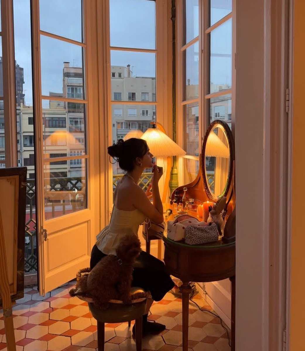 Eveboards's tweet photo. She’s busy romanticizing her life https://t.co/f2tvxH0DUZ