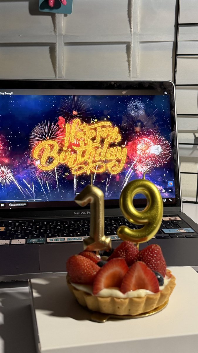 roroiyy's tweet photo. I’m not 18 anymore 🙂‍↔️🙂‍↔️🙂‍↔️ https://t.co/hE2K3eY5hl