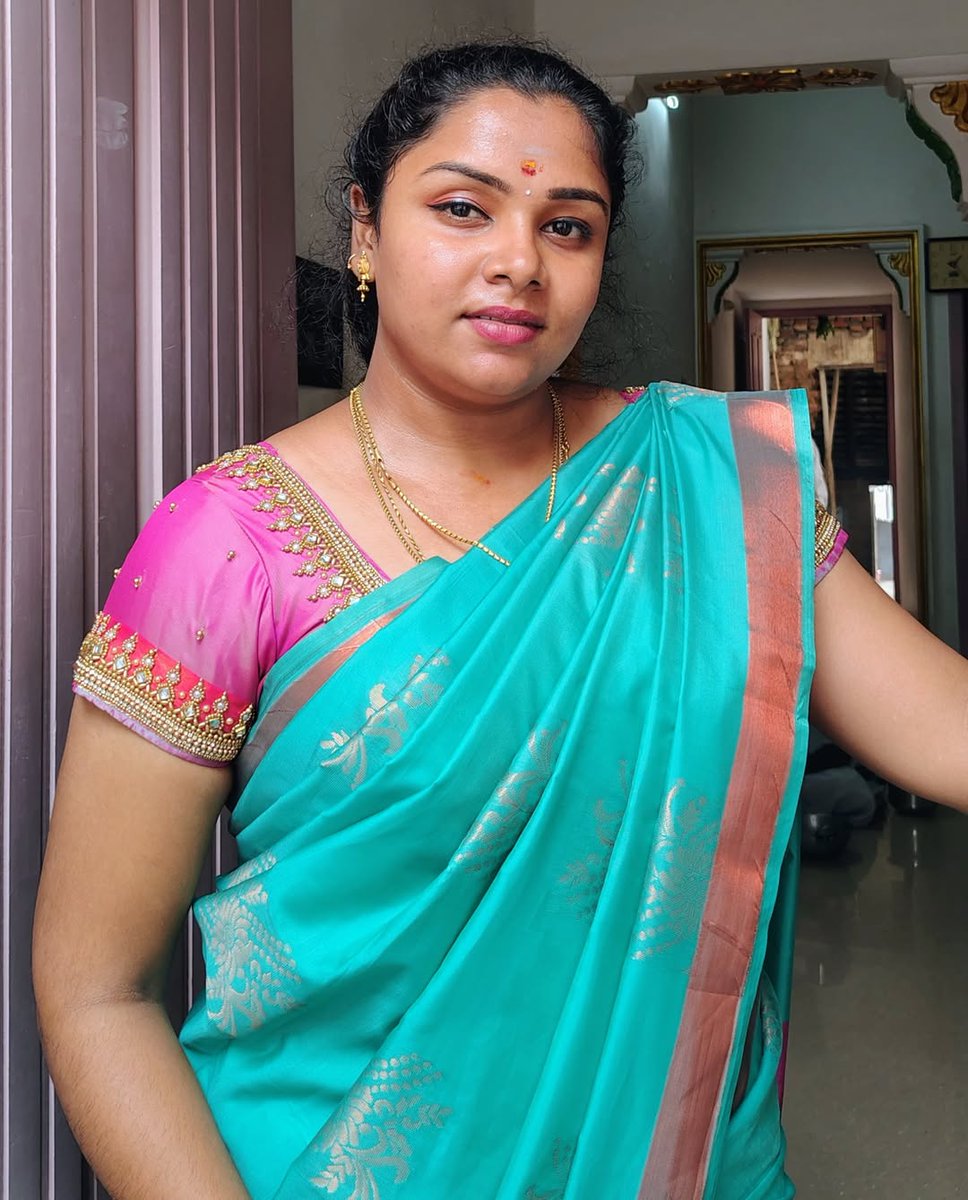 kujulimasthu_'s tweet photo. Saree flow meets glow goals Tradition never looked this trendy Old‑school roots, new‑age radiance 💗🔥 https://t.co/qagcBtKmKJ