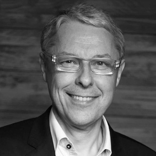 FrenchRapUS's tweet photo. 🚨 TRISTE NOUVELLE ! 

Le fondateur du géant français du jeu vidéo UBISOFT, Claude Guillemot, est décédé aujourd’hui dans un accident d’avion 💔

Il a participé à la sortie de séries cultes telles qu'Assassin’s Creed, Far Cry, Rayman et Prince of Persia… https://t.co/l8sFHdoTNA