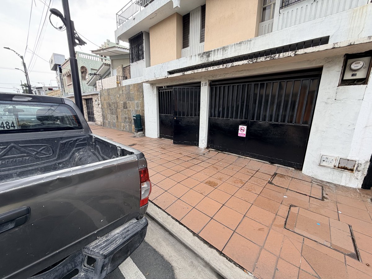 bryanxavier94's tweet photo. @ATM_Transito @ATMGuayaquil este vehículo está bloqueando mi garaje 🤦🏽‍♂️ su ayuda por favor https://t.co/BdZ1O6NwoN