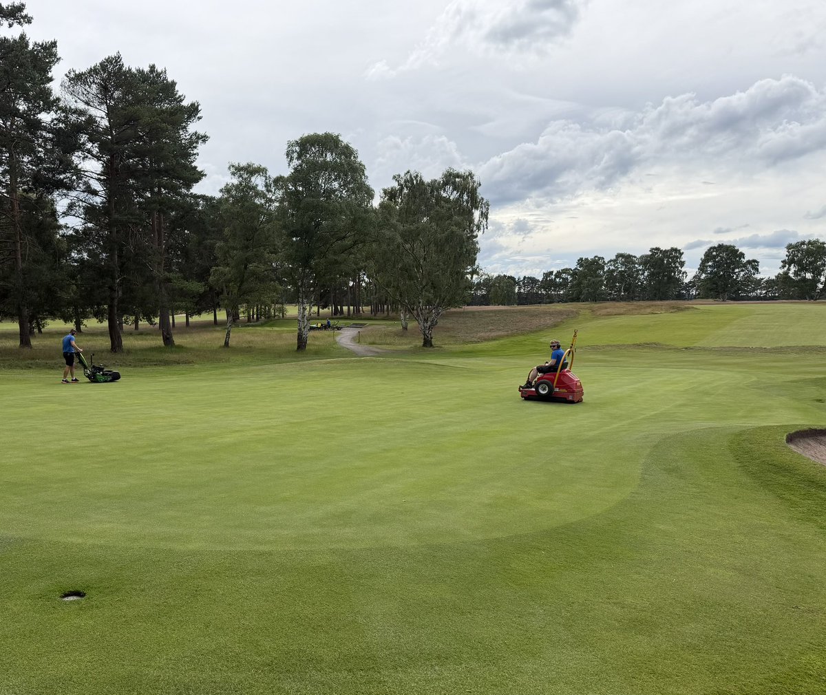 andywoodgolf's tweet photo. Evening prep from the team ahead of tomorrow’s @RandA Regional Qualifying practice round.Completely different weather to last yr has really helped the fairways, alongside the start of our fairway irrigation installation. Greens already running at a great pace. #golf #greenkeeping https://t.co/ghcSfw7uD3