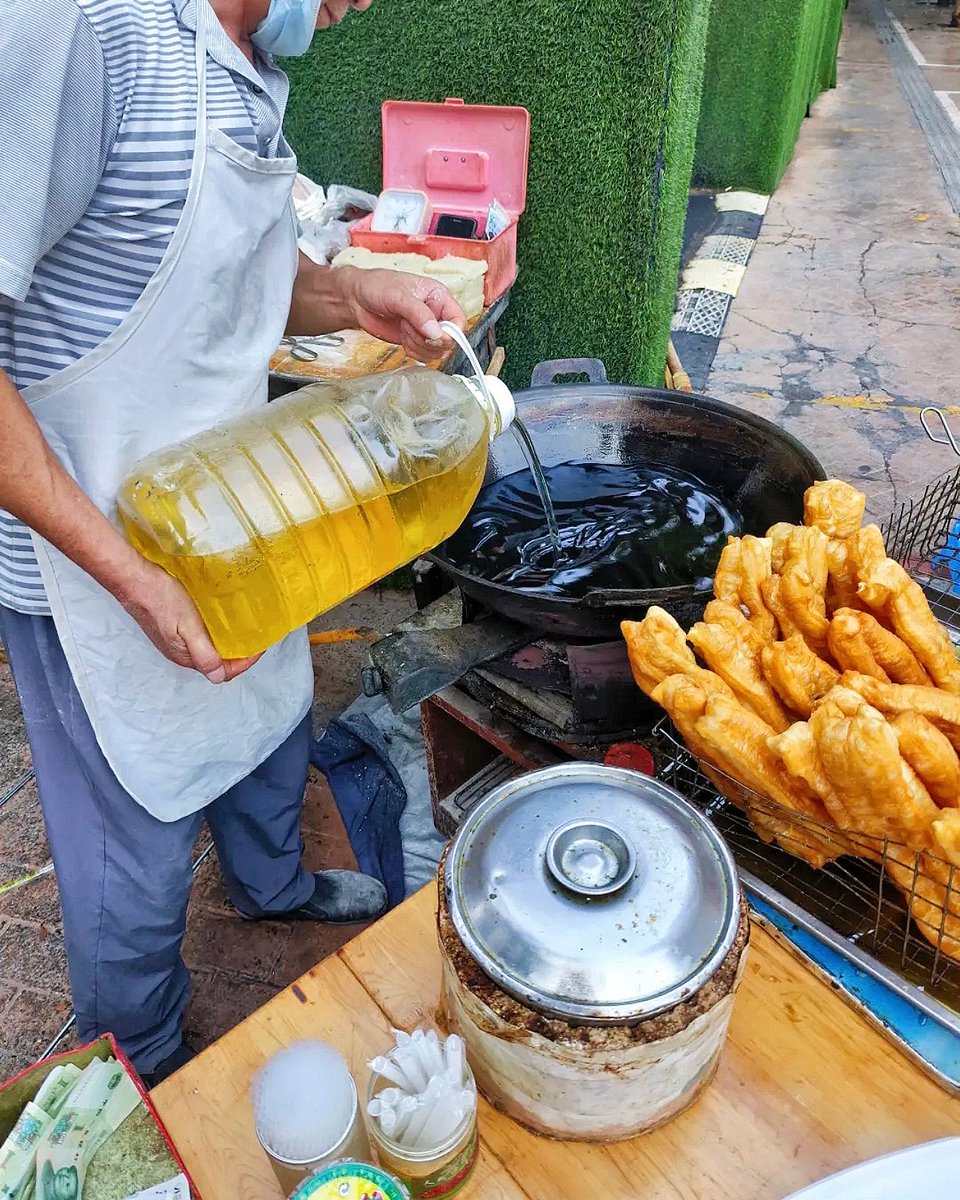 kiddaSc1ZJCq7Bs's tweet photo. Craving warm, crispy fried dough sticks with soy milk for a quick morning bite—perfect street-side comfort! https://t.co/uXuqUKL9RM