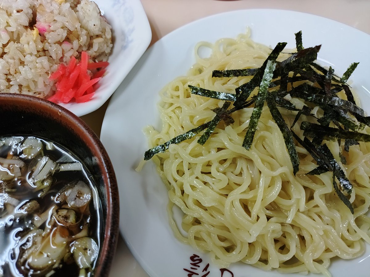 MisatoSenri's tweet photo. 丸信中華そば@谷保
「つけめん半チャーハン」1230円

現存する数少ない丸信系の老舗。ラーメン店というより町中華な感じで地元の方で賑わっている。つけ汁はもう教科書通りでうれしくなる甘辛酸。麺は柔らかめだがもちもち感あり。つけめん単体は750円という良心的価格。
#谷保 #ラーメン https://t.co/xtw5XG0ALr