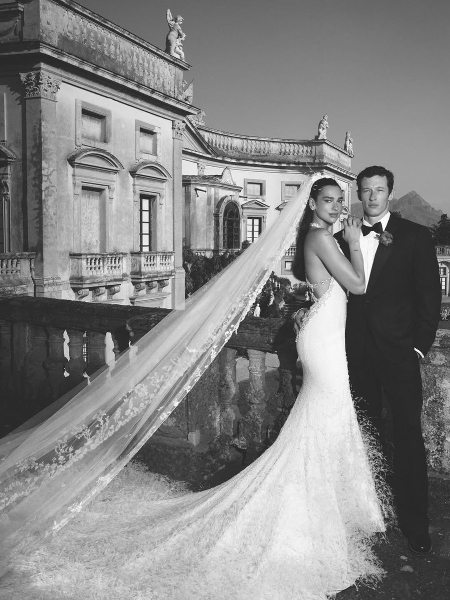 dualipanoticia's tweet photo. Dua lipa y Callum Turner, las fotografías de su boda! https://t.co/jd3J07TDwE
