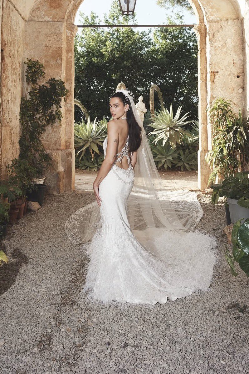 dualipanoticia's tweet photo. Dua lipa y Callum Turner, las fotografías de su boda! https://t.co/jd3J07TDwE