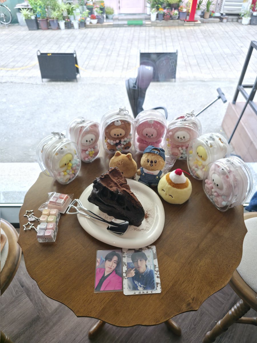 hanada80's tweet photo. 스테이 덕메들과 데이트
창빈이랑 한이 이쁘게 보내고
스키즈 투어시작~
렉스프렉스  공룡까페가서 티렉스 티라미수 먹고 평냉 먹으려 했으나 휴무 이슈로
인천 링링가서 훠궈로 마무리
잘 놀았다~~ https://t.co/T0P50qZmqh