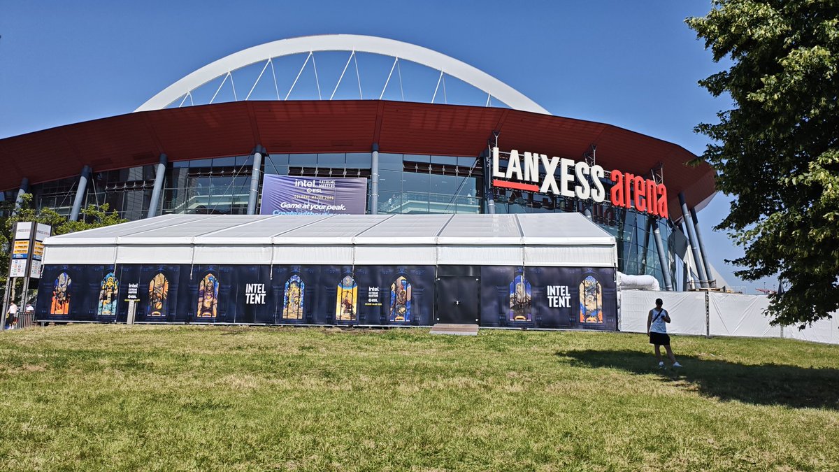 fanpagenavi's tweet photo. #NAVINATION be ready for group photo after Furia vs Aurora game. At this location, if you can't find it text me .Everyone who wanna anticipate just be there 
See you soon. 🖤💛 https://t.co/Q6qZKojhcf