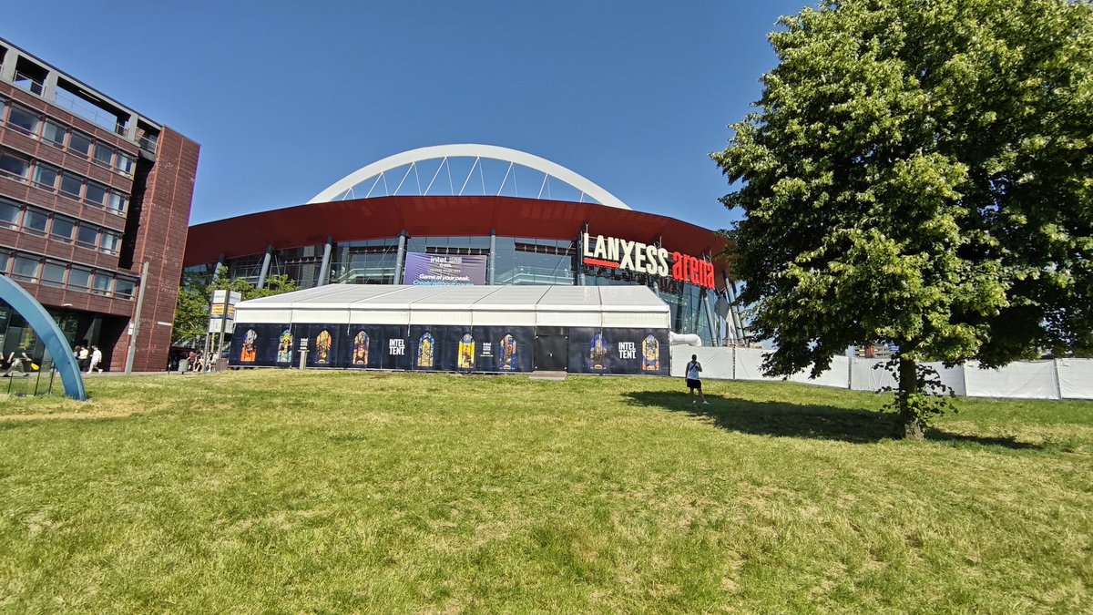 fanpagenavi's tweet photo. #NAVINATION be ready for group photo after Furia vs Aurora game. At this location, if you can't find it text me .Everyone who wanna anticipate just be there 
See you soon. 🖤💛 https://t.co/Q6qZKojhcf