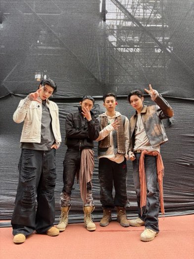 caciimano's tweet photo. goodjob boiz! louis dg agenda semakin tingginya 😭 woojin makin kecil 😭 lngshot 😍 https://t.co/rZX1qfVPHx