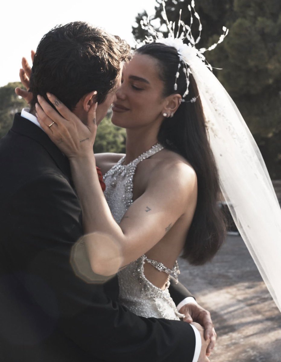 borvior's tweet photo. não tem como ser mais chique e elegante que a noiva dua lipa, sinto muito https://t.co/fCJUojHZdO