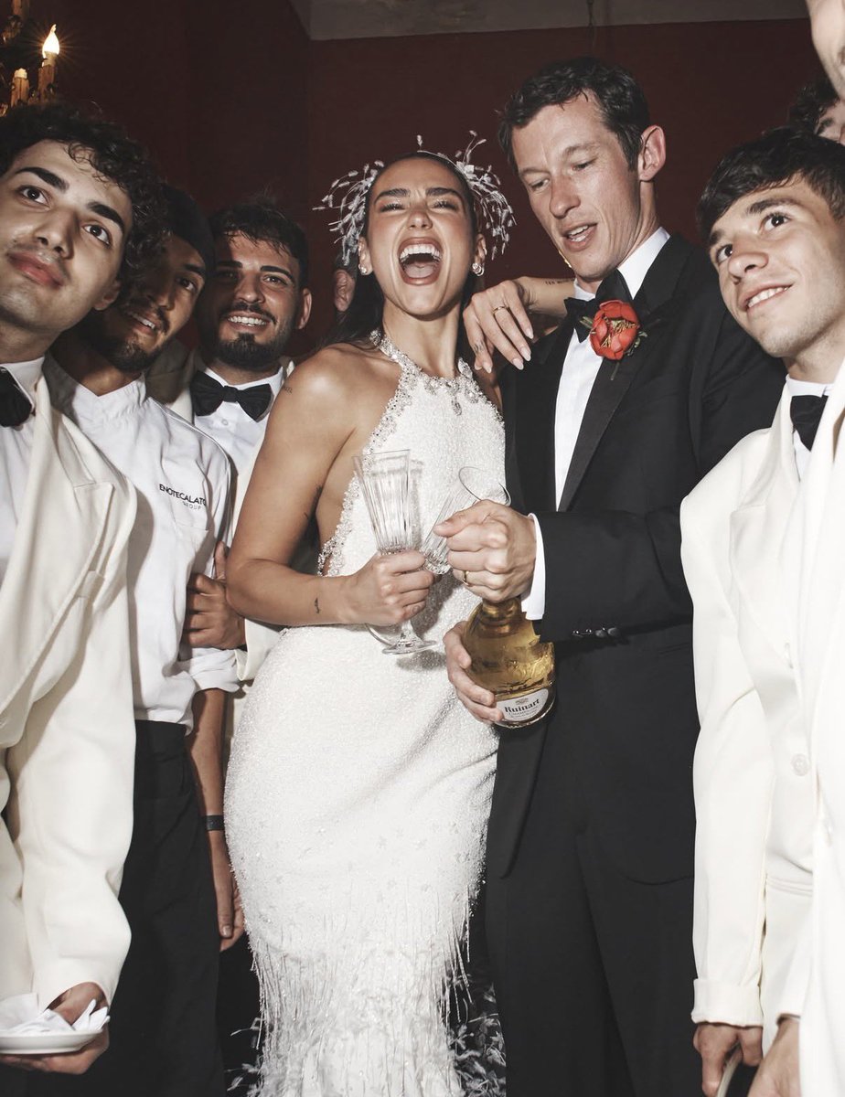 borvior's tweet photo. não tem como ser mais chique e elegante que a noiva dua lipa, sinto muito https://t.co/fCJUojHZdO
