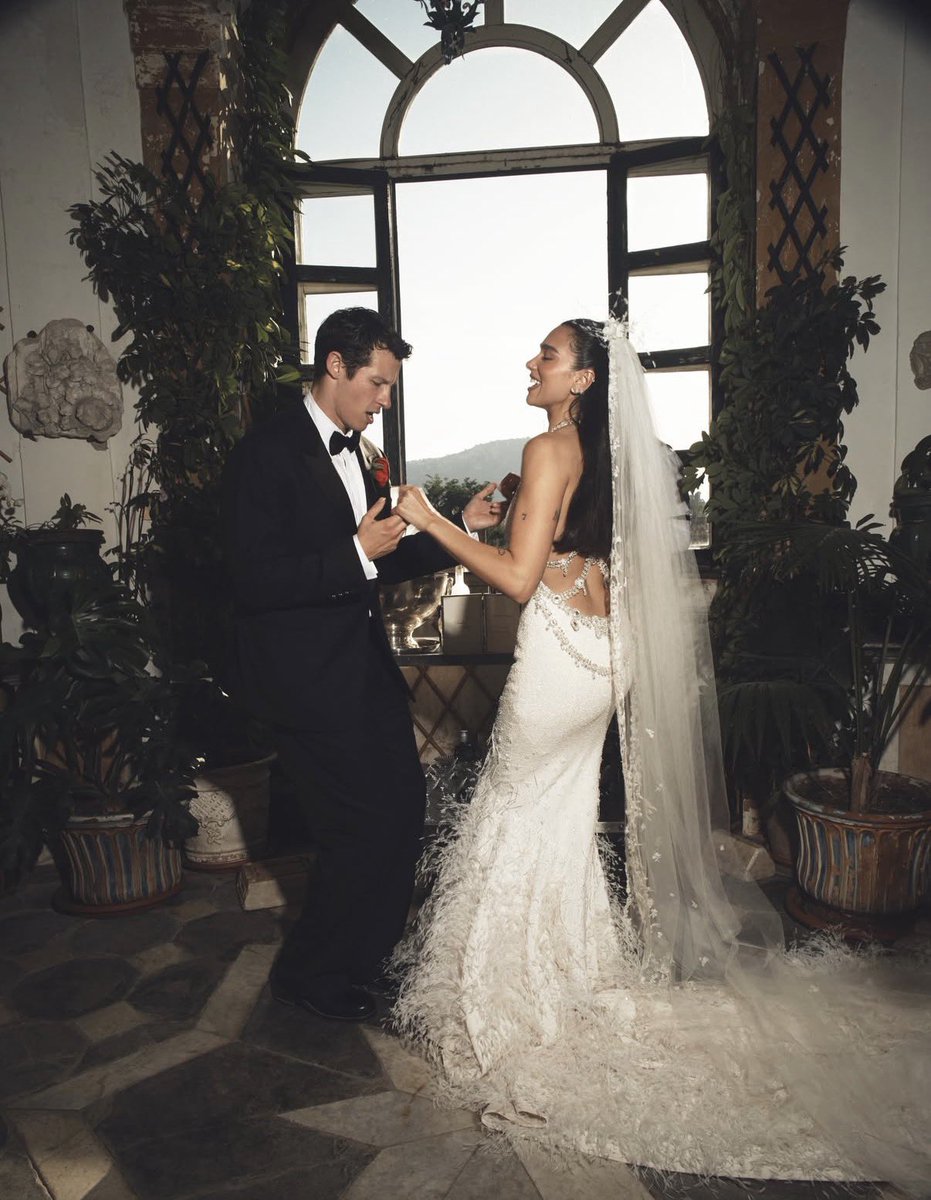 borvior's tweet photo. não tem como ser mais chique e elegante que a noiva dua lipa, sinto muito https://t.co/fCJUojHZdO