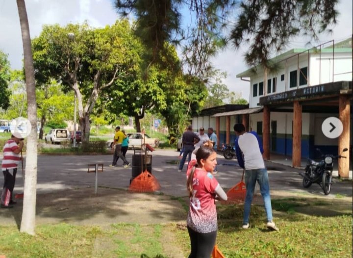 SecEducMonagas's tweet photo. Por la incapacidad del director (e) los miembros de la comunidad universitaria en la histórica sede Sur con lo poco que ellos mismos aportan están recuperando los espacios. Los muchachos quieren estudiar y prepararse. https://t.co/HZ4M80J3Ko