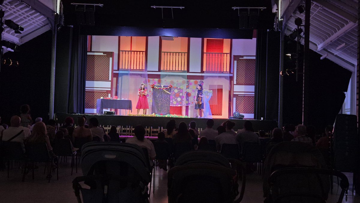 Politicatop's tweet photo. Con este aviso naranja, el mejor refugio ha sido el teatro. Esta mañana los peques lo han pasado en grande y bien fresquitos. ¡En Arganzuela hay actividades culturales para todas las edades! 🎭 https://t.co/11MdyI1g6q
