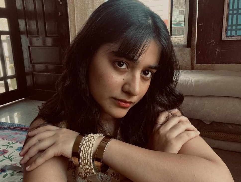 khaali_sheher's tweet photo. POV: She's staring at you like this 💌 https://t.co/Dn4hwlhk5G