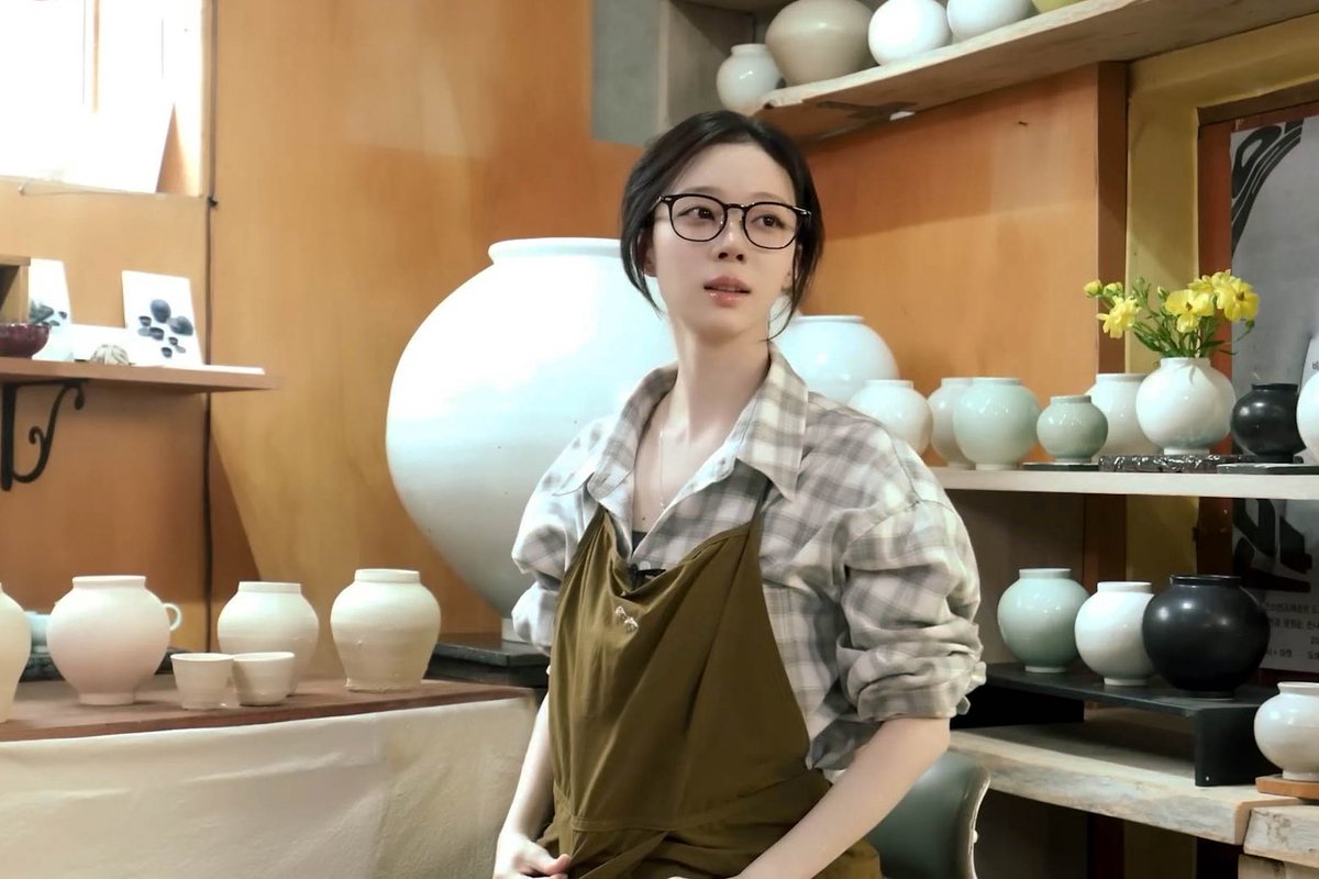 yureenago's tweet photo. SHE CAME BACK SHE CAME BACK while doing the most lesbian hobby too!!! ilysm flannel kmj https://t.co/n26GdRzTWC