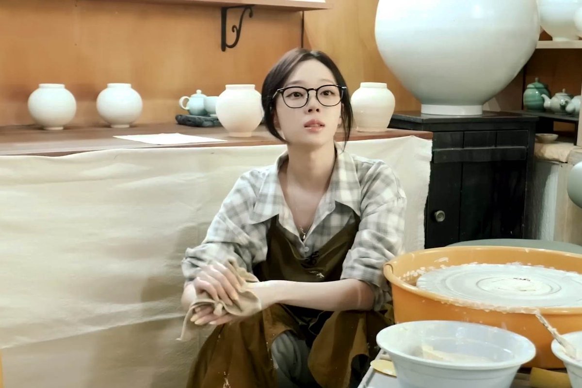 yureenago's tweet photo. SHE CAME BACK SHE CAME BACK while doing the most lesbian hobby too!!! ilysm flannel kmj https://t.co/n26GdRzTWC