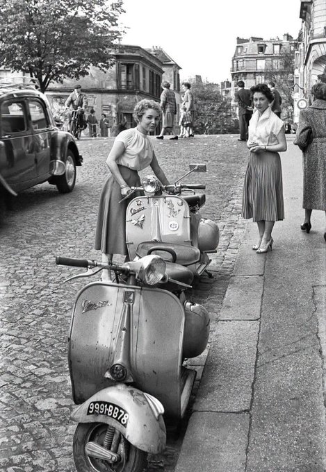 ThierryTout's tweet photo. PARIS DANS LES ANNÉES 1950 🇫🇷
Deux belles parisiennes et leurs scooters Vespa, sur la place du Tertre à Montmartre.
Une autre époque, une autre France...🧐
(📷Maurice Bonnel) https://t.co/QhiLyqRgtA