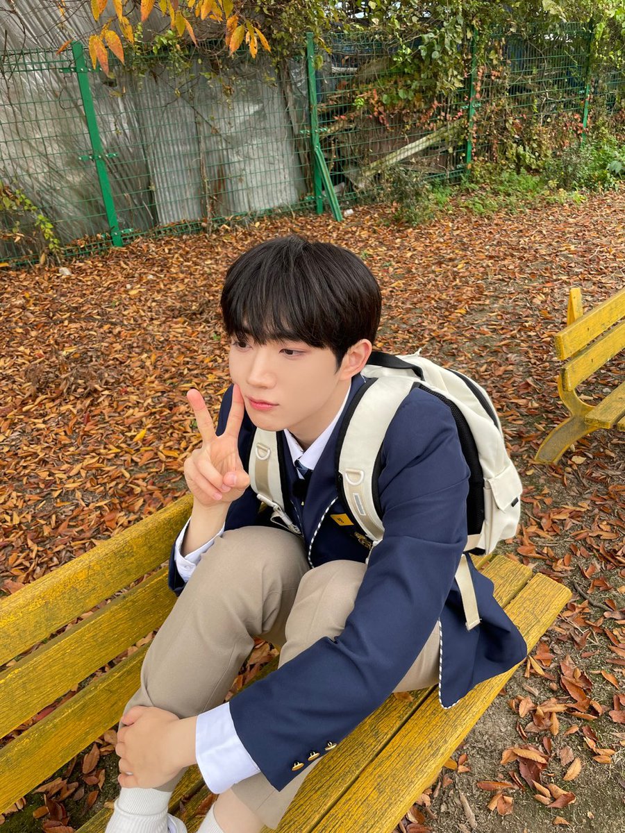 n2_yu's tweet photo. これは笑顔ではないピースサインで"可愛い"と"アンニュイ"をものの見事に使い分けるアンヒョンソプさんです https://t.co/LGrV3VRW4h