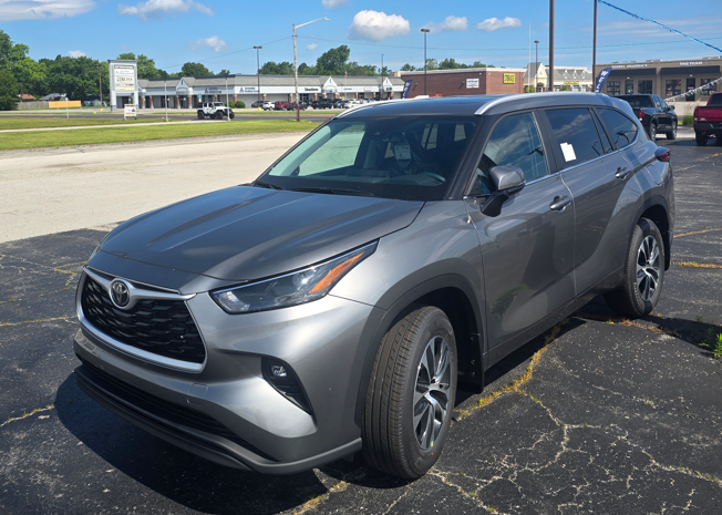 ChadWetz's tweet photo. NEW ARRIVAL!!!
2026 @Toyota Highlander XLE. 
I have this one on the lot today!!!
It is NOT yet reserved, but will not last long.
You can reserve it today for a $500 earnest deposit.  

@kokomoautoworld, Inc
@ChadWetz 
765-553-5730

https://t.co/IgsoJiylXI https://t.co/DVFklHumjP