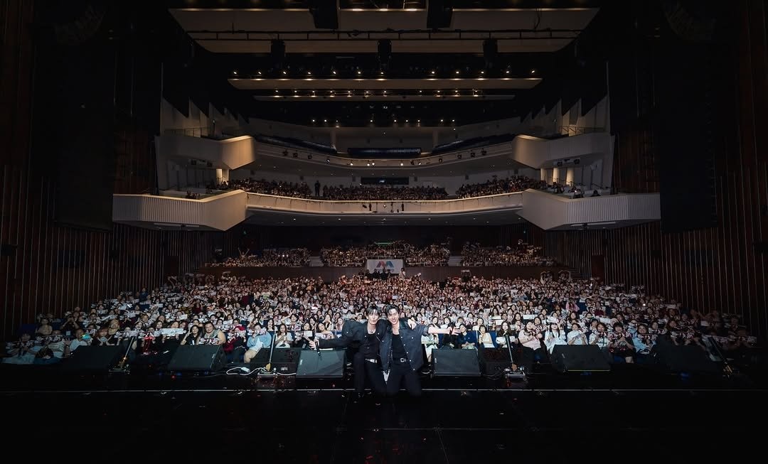 TrendforPerth's tweet photo. PERTHSANTA RETURNS OUT 

#PerthSantaTimeStopperInSG
#PerthSanta #เพิร์ธแซนต้า

Thank you so much Singapore for being the next destination for PerthSanta's fancon 🙏 Singapore fans are so lovely and enthusiastic, thank you for coming to support PerthSanta 😚 Although this is their last tour of fancon, we will see each other again soon at PerthSanta's next concert. See you soon na ❤️‍🔥🫶