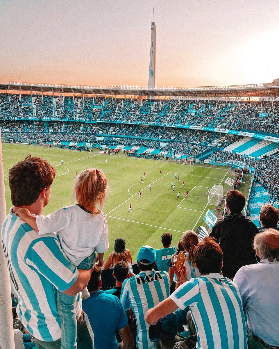 elprimer_grande's tweet photo. ¡𝐁𝐮𝐞𝐧 𝐝𝐨𝐦𝐢𝐧𝐠𝐨 𝐩𝐚𝐫𝐚 𝐭𝐨𝐝𝐨𝐬, 𝐲 𝐮𝐧𝐚 𝐯𝐞𝐳 𝐦𝐚́𝐬: 𝐠𝐫𝐚𝐜𝐢𝐚𝐬 𝐯𝐢𝐞𝐣𝐨 𝐩𝐨𝐫 𝐡𝐚𝐜𝐞𝐫𝐦𝐞 𝐝𝐞 𝐑𝐚𝐜𝐢𝐧𝐠! 👋🏻😁 https://t.co/pj2PwBruRF