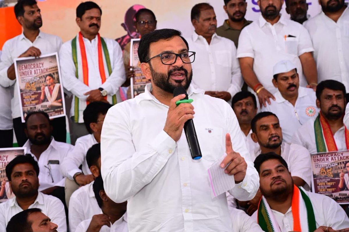 SunilPanwarINC's tweet photo. @RGPRSinc के नेतृत्व में हैदराबाद (तेलंगाना) में प्रदेश अध्यक्ष @SiddeshwarINC द्वारा आयोजित #LoktantraBachaoSatyagraha में भाग लिया।

“लोकतंत्र की रक्षा के लिए जनता की जागरूकता सबसे बड़ी शक्ति है।”

#RGPRS #Telangana #Hyderabad https://t.co/NpAxFgrgqk