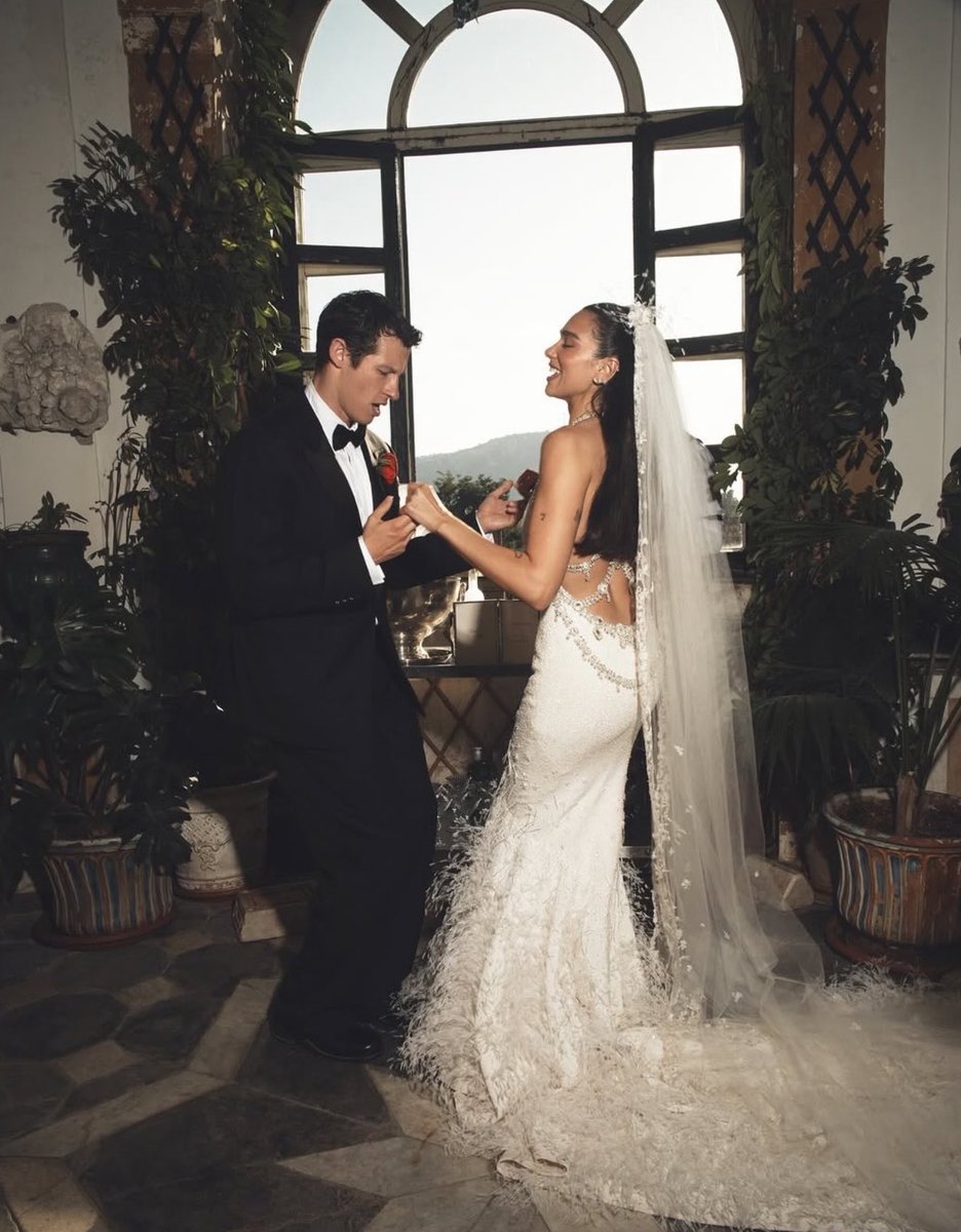 amara45001's tweet photo. Dua Lipa has shared her wedding photos 🥹 https://t.co/RqUzlVYDZv